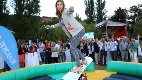 Eva_Samková_-_držela_se_dlouho,_ale_po_chvíli_jí_sonwboardový_-býk-_shodil_k_zemi_IMG_4914