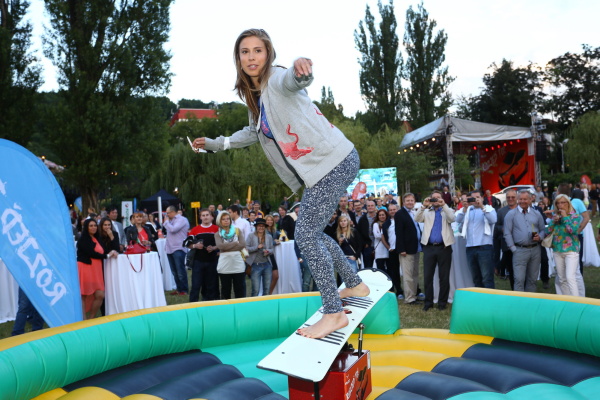 Eva_Samková_-_držela_se_dlouho,_ale_po_chvíli_jí_sonwboardový_-býk-_shodil_k_zemi_IMG_4914