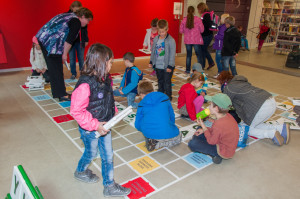 Obří Scrabble baví návštěvníky knihovny
