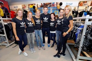 Roli_prodavačů_si_vyzkoušeli_(zleva)_Andrea_Hlaváčková,_Kiki,_Maki,_Petr_Koukal,_Andrea_Kerestešová,_Tereza_Chlebovská_a_Klára_Medková