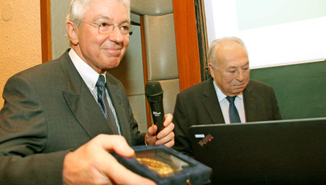 doc._MUDr._Jan_Měšťák,_CSc._přebírá_medaili