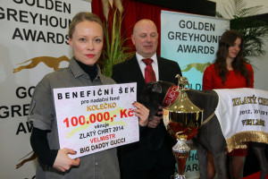 Linda_převzala_šek_na_100.000