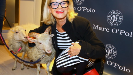 Jitka_Asterová_s_ovečkami_v_Marc_O'Polo