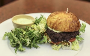 Barbar_restaurant_Vegetariansky_burger_s_tofu_a_cernymi_fazolemi_s_listovym_salatem