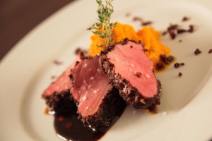 Restaurant_Port58_Telecí_svíčková_v_houbové_krustě_s_portskou_omáčkou_a_batátovým_purée_s_mascarpone