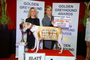 Simona_Krainová_a_Simona_Bagarová,_manažerka_nadace_převzali_šek_na_100.000