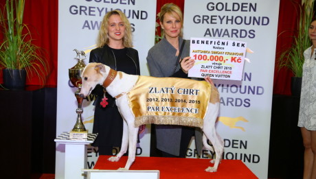 Simona_Krainová_a_Simona_Bagarová,_manažerka_nadace_převzali_šek_na_100.000
