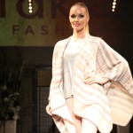 Finalistka_Miss_CR_2008_Katerina_Sonkova_vynesla_model_v_pastelove_ruzove