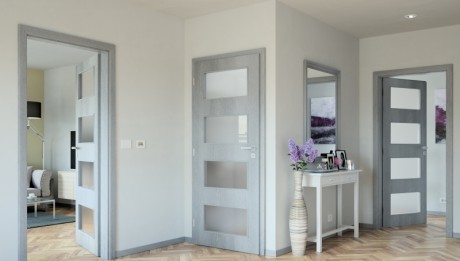 obklad_ocelove_zarubne_dvere_STYL_model_17_povrch_folie_earl_grey_sklo_satinato_obla_hrana_chodba_foto_zdroj_SOLODOOR