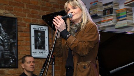 1_Chantal_zpívá_chansony