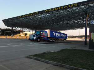 Kamion_převážející_Donalda_Trumpa_na_Rozvadově