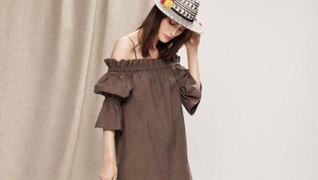 marksandspencer_saty_damske_hnede_klobouk_slameny_boho_kabelka