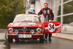 Automobilový_závodník_Filip_Sajler_s_historickým_vozem_Alfa_Romeo_Junior