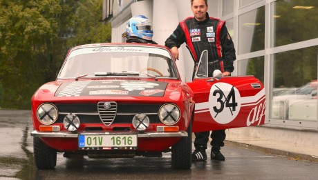 Automobilový_závodník_Filip_Sajler_s_historickým_vozem_Alfa_Romeo_Junior