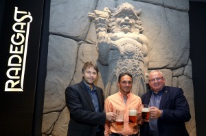 Foto_Zprava obchodní sládek Plzeńského Prazdroje Václav Berka, majitel Radegastovny Jaroslav Nový a architekt Jan Bouček