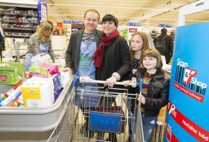 tesco-charita-potravinová sbírka, bára kodetová, pavel šporcl
