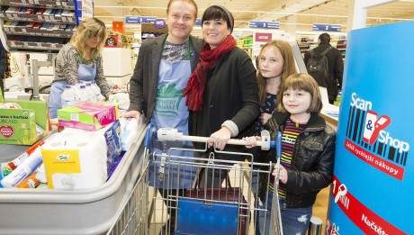 tesco-charita-potravinová sbírka, bára kodetová, pavel šporcl