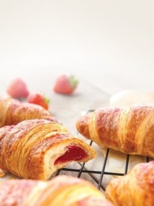 máslový croissant s jahodovou náplní