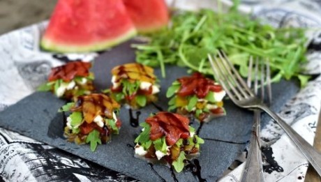 caprese s červeným a žlutým melounem