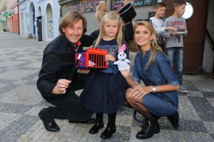 Dcera_Ivety_Lutovské_vykouzlila_králíčka._Iveta_Lutovská_a_Pavel_Kožíšek_jako_diváci.
