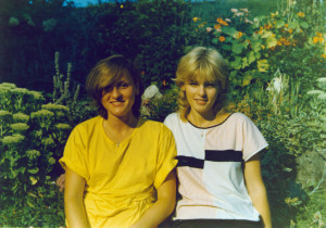 Iveta_Bartošová_s_dvojčetem_Ivanou_doma_v_Beskydech_krátce_pote_co_se_zabil_Petr_Sepeši_Foto_MV_knihy