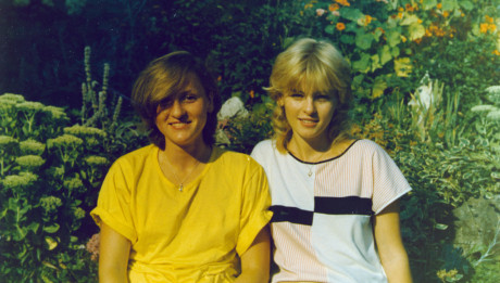 Iveta_Bartošová_s_dvojčetem_Ivanou_doma_v_Beskydech_krátce_pote_co_se_zabil_Petr_Sepeši_Foto_MV_knihy