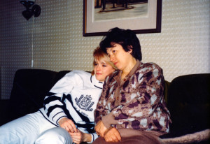 Iveta_Bartošová_s_maminkou_na_konci_osmdesátých_let__Foto_MV_knihy