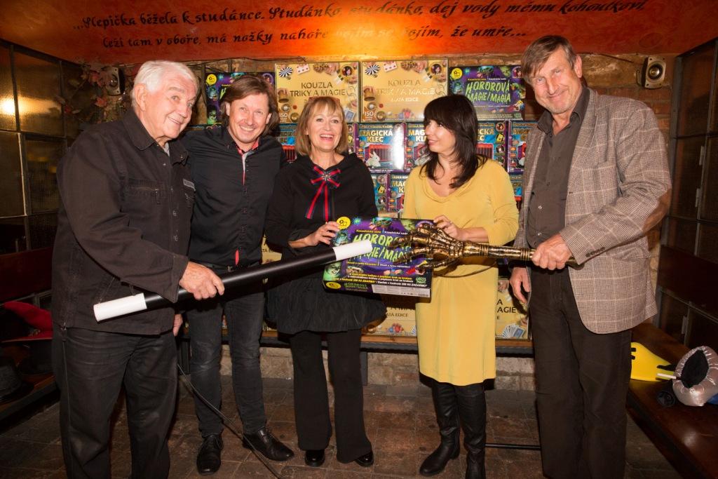 Jiří_Krampol,_Pavel_Kožíšek,_Petra_Černocká,_Nela_Boudová_a_Václav_Vydra_křtí_kouzelnickou_sadu_Hororová_magie