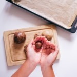 Z vychlazených těst tvoříme malé kuličky. Podle přidání kakao budeme mít dvě barevná těsta