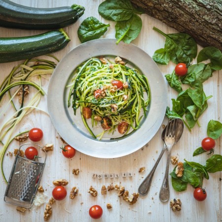 Cuketové zoodles se špenátovým pestem