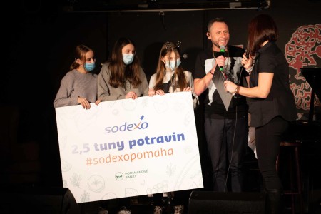 Jan Tuna předává 2,5 tuny potravin