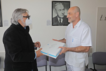 Jiří Bartoška předává ultrazvuk