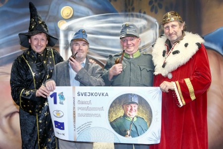 Křest_bankovky_Švejkovky._Pavel_Kožíšek,_vnuk_Jaroslava_Haška_Richard_Hašek,_Švejk_a_Václav_Vydra