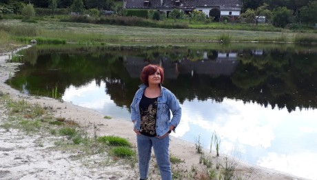 Petra Janů u rybníka