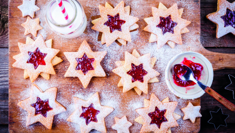 Christmas Linzer cookies with raspberry jam