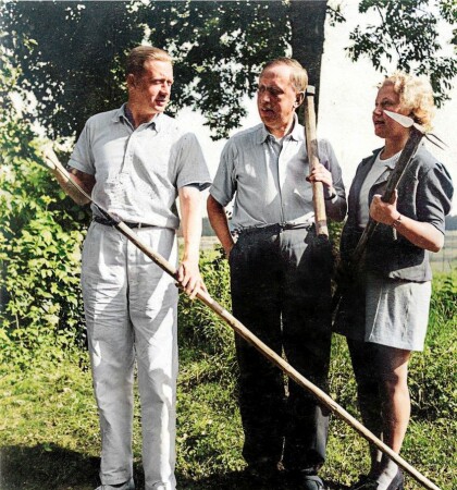 Karel Čapek své hosty na Strži rád zapojoval i do práce_Na kolorovaném snímku s Ferdinandem Peroutkou a Olgou Scheinpflugovou_foto archiv PKČ