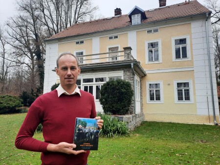 Zdeněk Vacek ředitel Památníku Karla Čapka s knihou Čapkova Strž v obrazech_foto archiv Památníku KČ