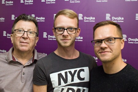 Moderátoři Michael Prostějovský a Pavel Bár s muzikálovým zpěvákem Lukášem Randákem-1