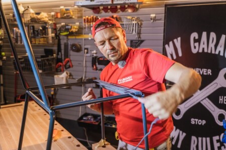 Pepa_se_pustí_třeba_i_do_výroby_kontejneru_pod_pracovní_stůl