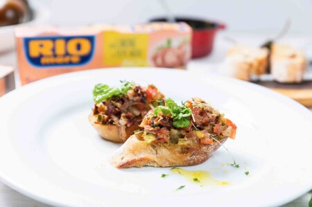 RM_BRUSCHETTA_Tunak_Rio_Mare_s_citronem_a_cernym_peprem,_bazalkove_pesto,_kumato