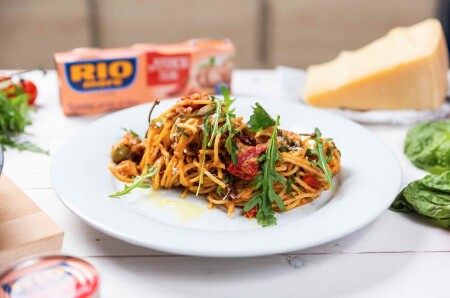 RM_SPAGETY_Artycoky,_tunak_Rio_Mare_s_chilli_paprickou,_tomatove_pesto,_rukola