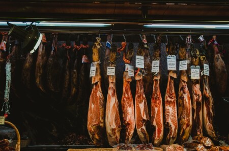Jamón iberico se vyrábí z černých iberských prasat, poznáte ji podle černého kopýtka zvaného pata negra.