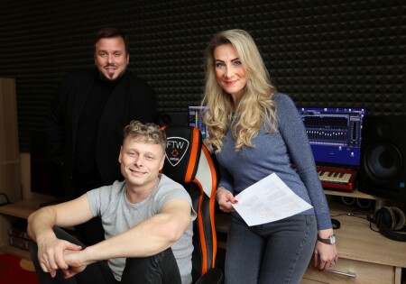 Josef_a_Lucie_s_Jarkem_Šimkem_v_jeho_studiu_Foto_Vaclav_Nekvapil