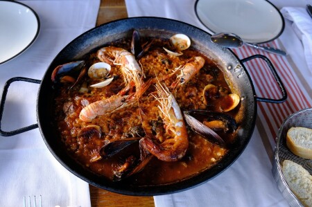 Paella s mořskými plody je oblíbená variace na ikonický pokrm.