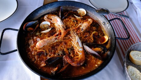 Paella s mořskými plody je oblíbená variace na ikonický pokrm.
