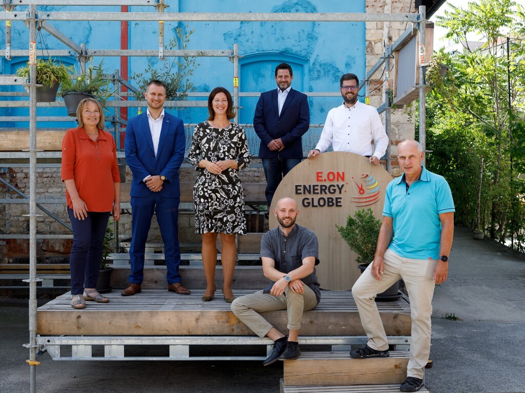 Letošní finalisté E.ON Energy Globe s generální ředitelkou E.ONu v České republice Claudií Viohl (uprostřed)