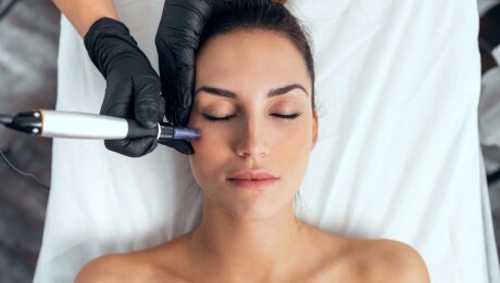 Shot,Of,Cosmetologist,Making,Mesotherapy,Injection,With,Dermapen,On,Face