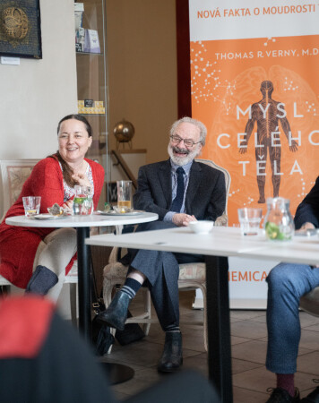 Dr. Thomas Verny a , dula Karolína Tehrani