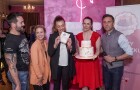 Nová kuchařka Cukrařinka Pečeme s láskou se křtila moučkovým cukrem, výtěžek jde na opuštěné pejsky. Podpořili ji Bendová, Pagáčová, Vojtek i Noid