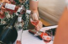 V polovině května dorazí do Prahy 25 vinařů. Dovezou sedm tisíc lahví růžového vína